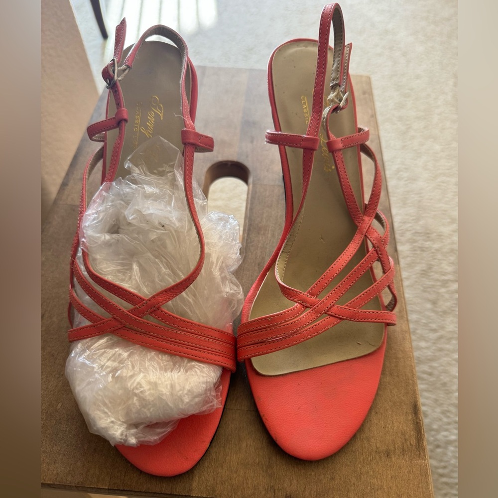 Peach pink heels
Size 7